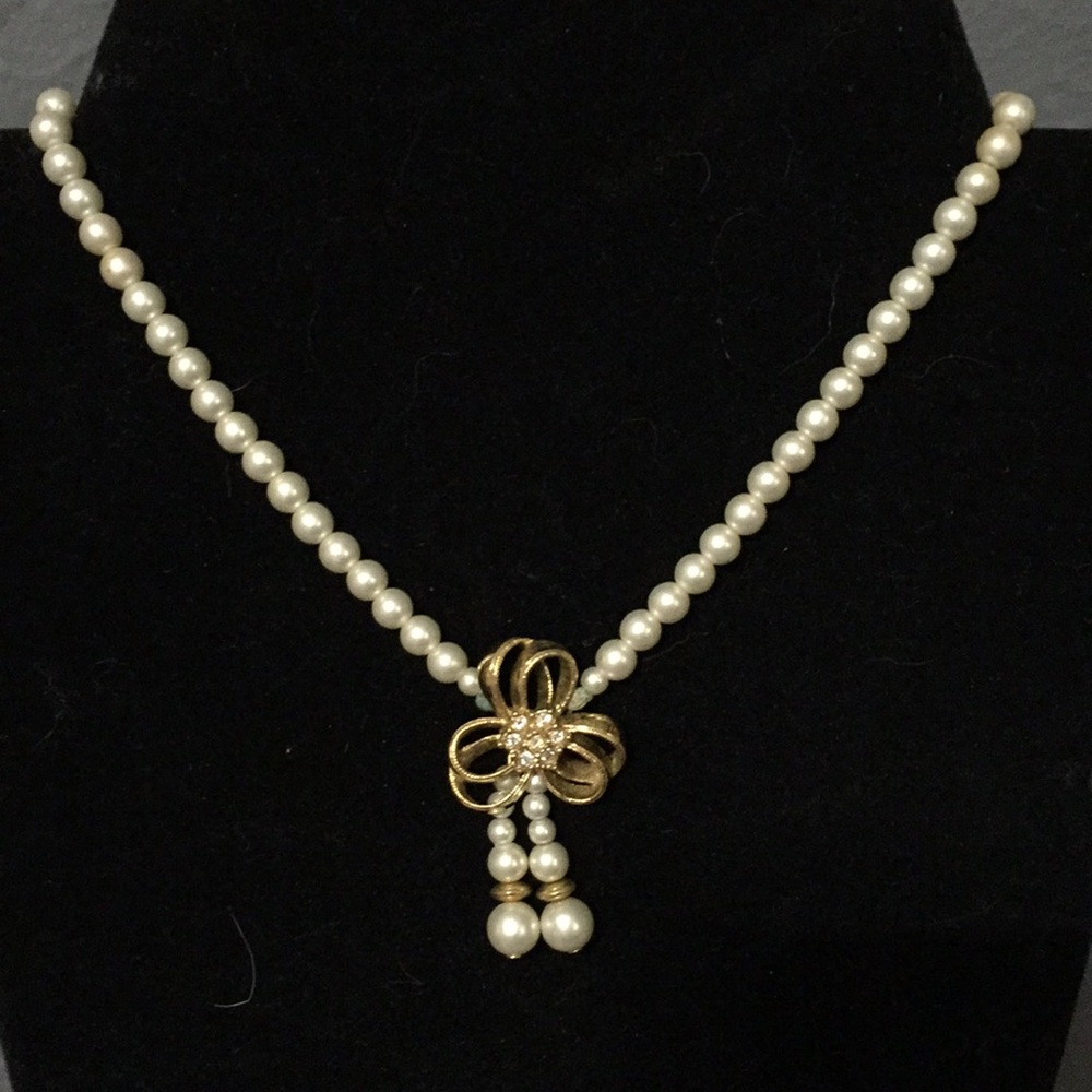 Vintage Avon pearl necklace